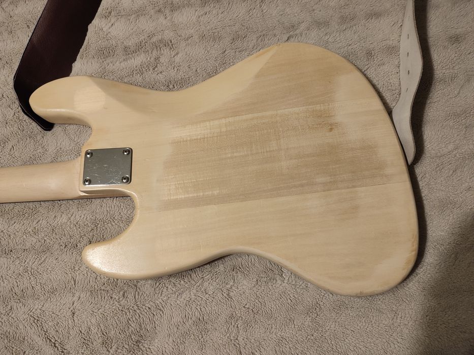 Бас китара , колан и струни