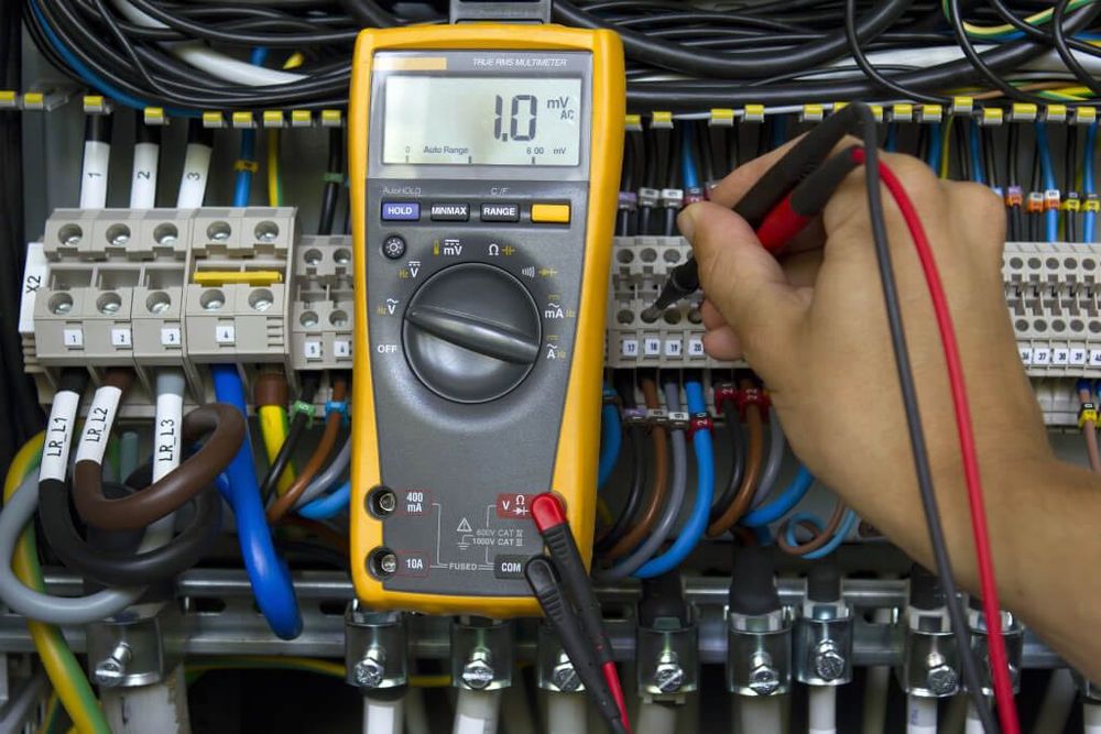 Realizam instalații electrice pentru case și apartamente cu experiența de 12 ani