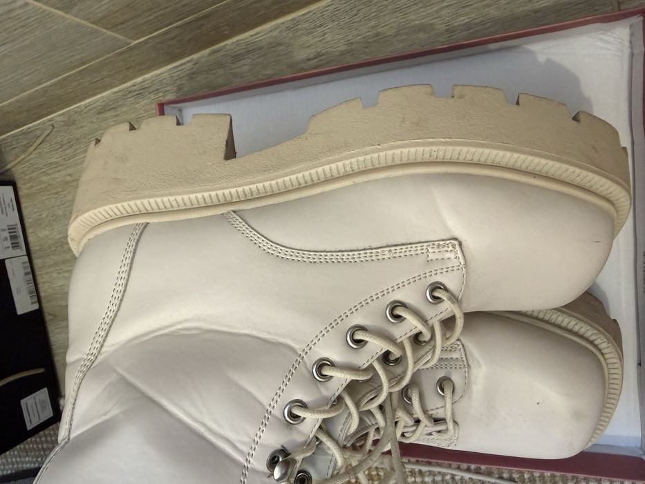 Бежави боти Pretty little things