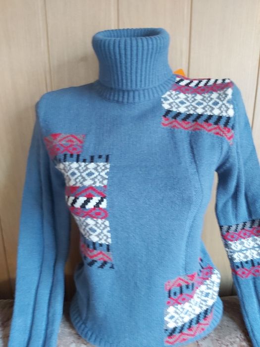 Продам свитера женские  (новые)