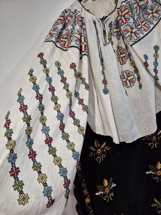 Costum popular traditional