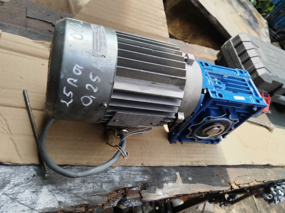 Reductor raport de reducere 60 la 1 cu motor