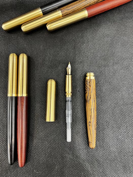 Деревянна перьевая ручка