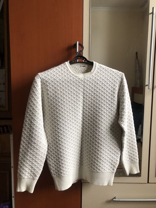 Белая кофта с узорами