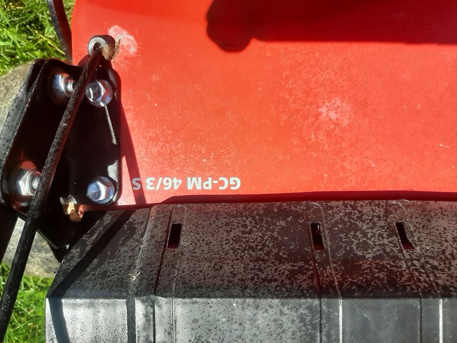 Masina de tuns gazon pe benzina