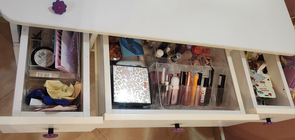 Vanity (masă de toaletă/ masă de machiaj)