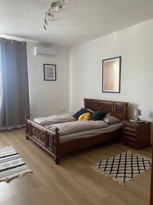 Inchiriez apartament la casa