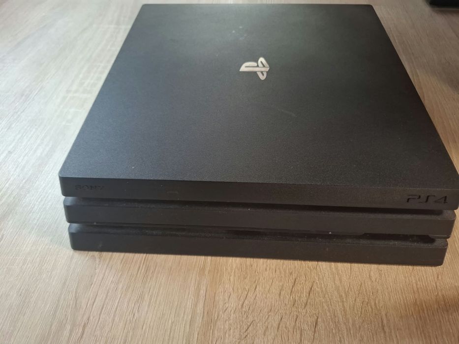 Vând Playstation 4 Pro