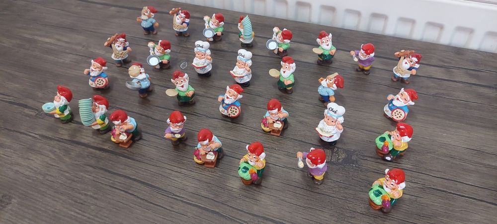 Figurine kinder între de la 1 la 2 lei bucata.