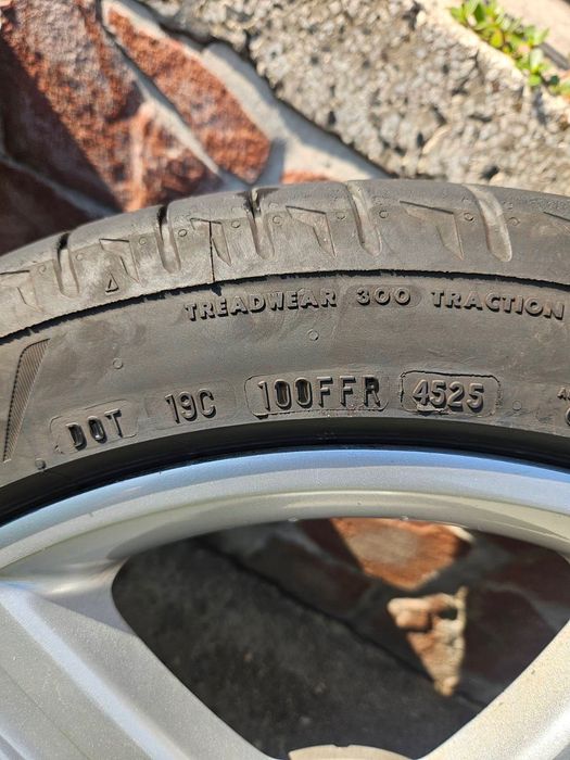 255/40/19 DOT- 4525 Bridgestone