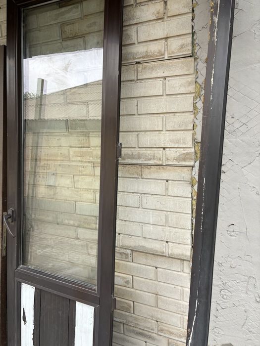 Продам пластиковую дверь