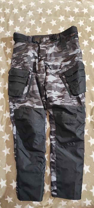 Vând pantaloni moto.
