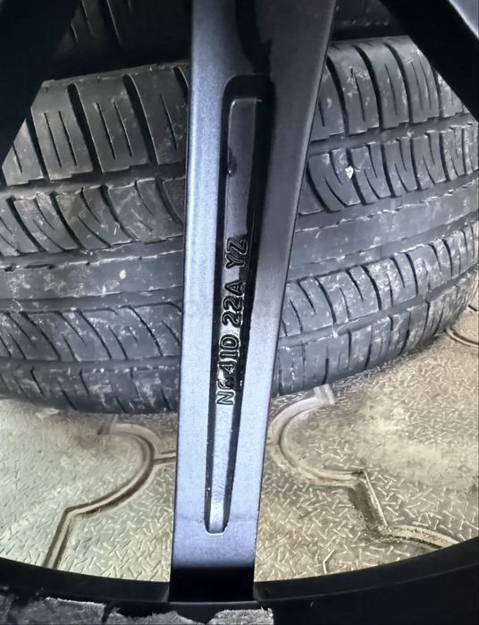 Диски с летними шинами Pirelli.