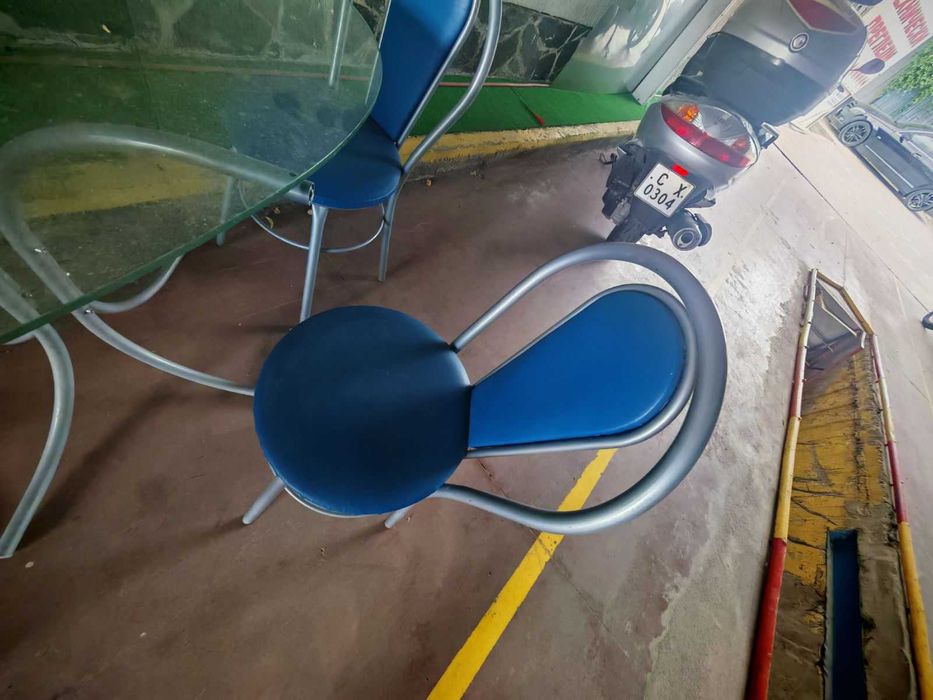 Стъклена маса със столове