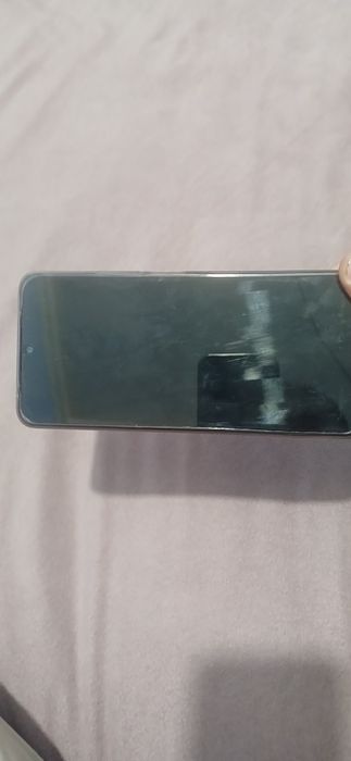 Telefon yap yangi magazindan olingandek turibdi ishlatilmagan