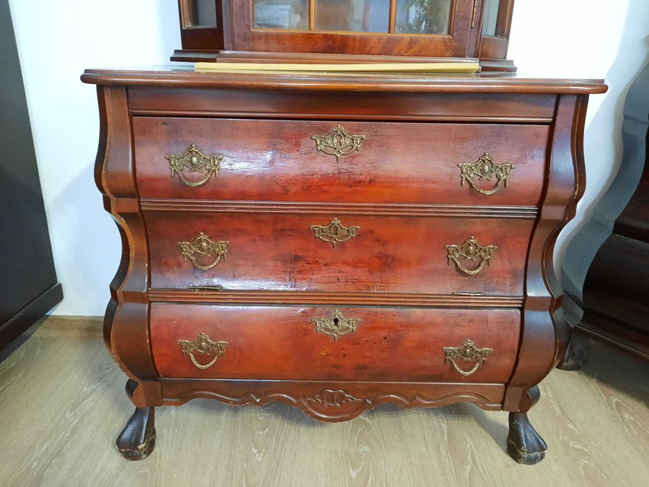 Vand mobila de sufragerie, sculpata, din lemn de cires.