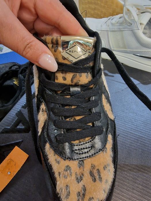 Продавам Дамски Спортни Обувки