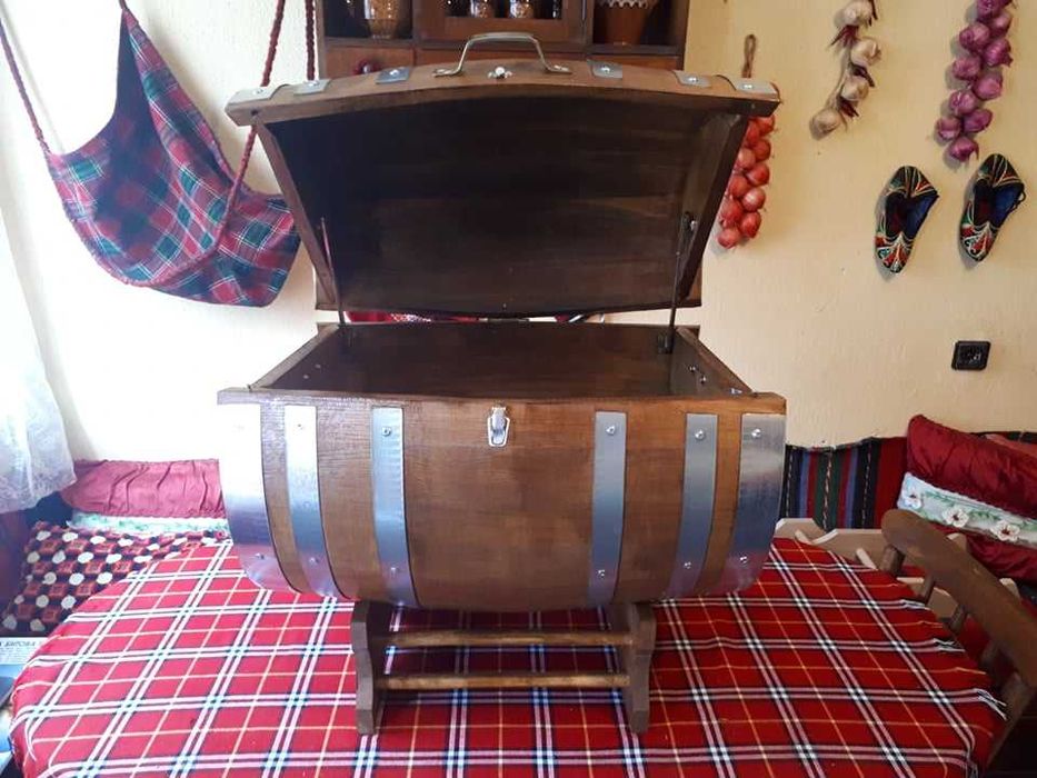 Дървени маси и столове, шкафове тип буре.