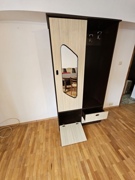 Cuier cu usa si sertare