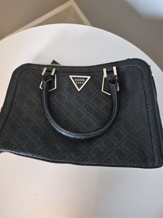 Geanta neagra Guess.