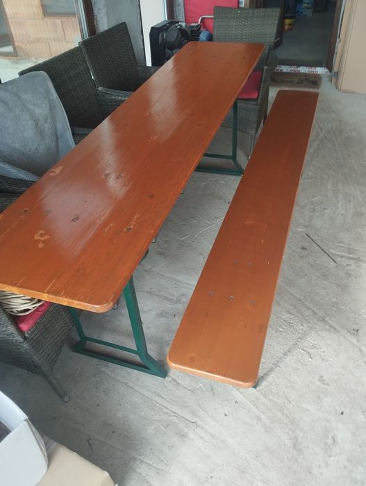 Vând set complet de berărie (masă pliabilă și două bănci), ideal pentru grădină, terasă, curte sau evenimente.