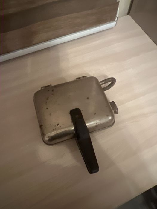 Продам вафельницу электрическую.