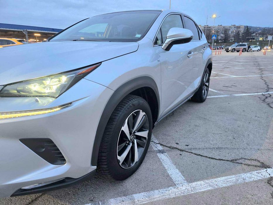 продавам автомобил Lexus