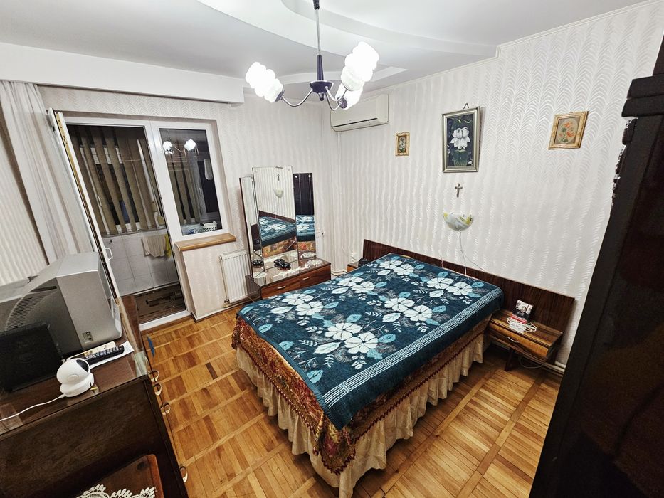 Vanzare apartament 3 camere, zona Catedrala