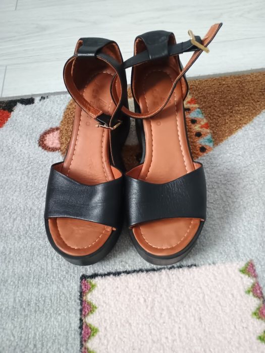 Sandale cu platforma din piele, mărimea 37