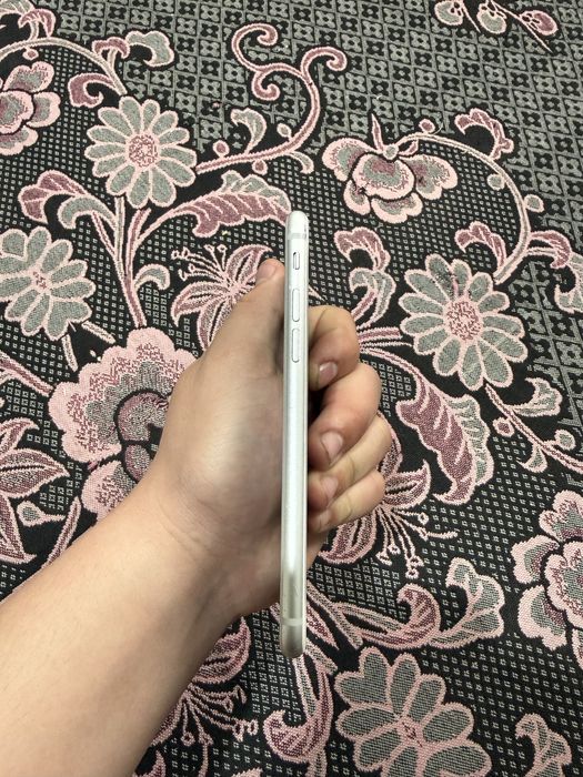 Продам iPhone 8