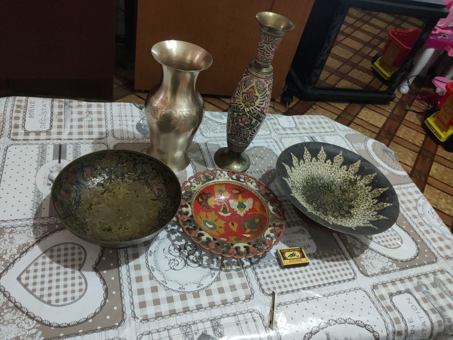 Индийские вазы и чаши, подсвечники