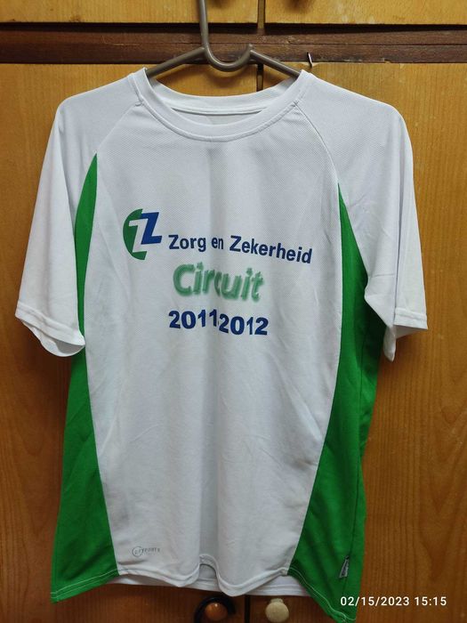 Тийнеджърски спортни дрехи в отлично състояние-фанелки, суичъри и др.