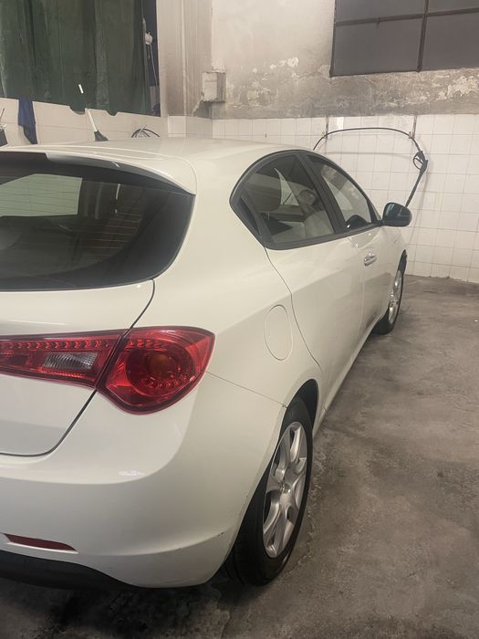 Vând Alfa Romeo Giulettta