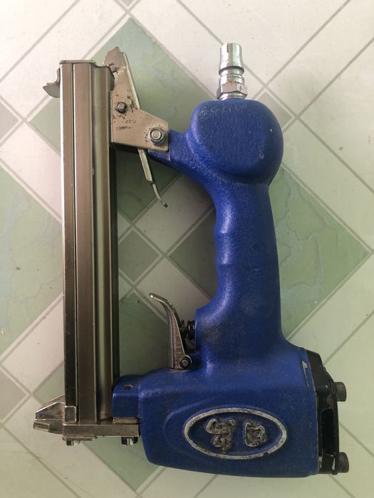 Пневма степлер сотилади