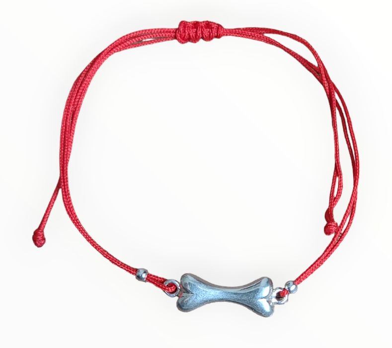 Червен конец със сребърни фигурки