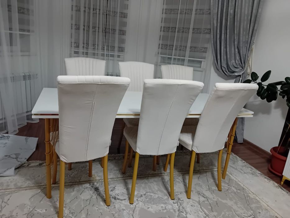 Стол стулья сатылады. новый.