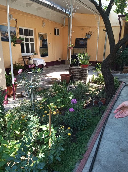 Яшнабадский район 2 дома. Во дворе.3.5. сот.