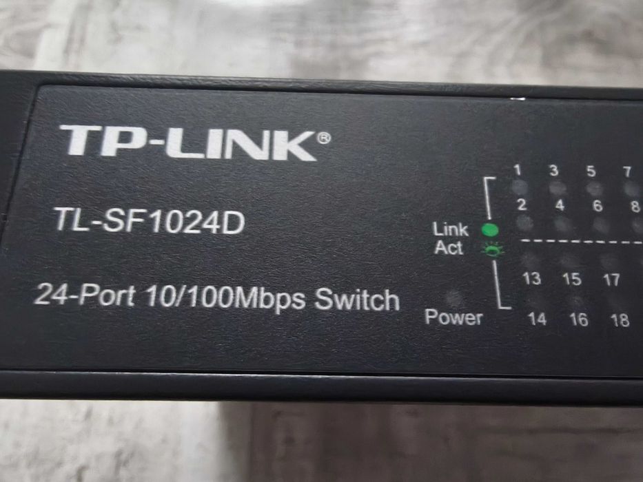 Switch TP-Link TL-SF1024D cu 24×porturi RJ45 10/100 Mbps. Accesorii montare rack