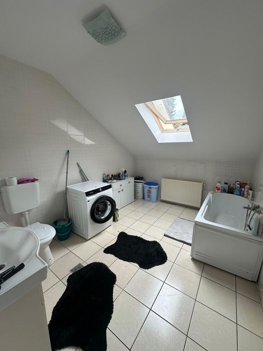 Apartament 4 camere ,,2 grupuri sanitare ,mansarda ,125 mp