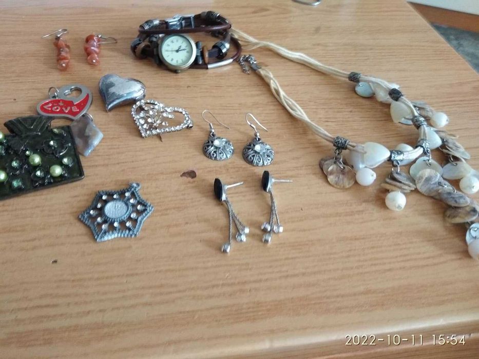 Бижута ,колиета обичци кутии за бижута