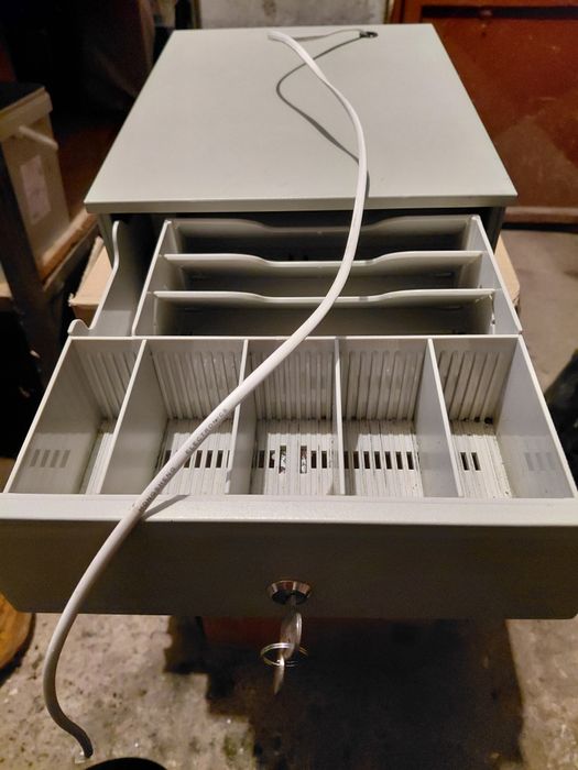 Метална каса за пари и стотинки с ключ.