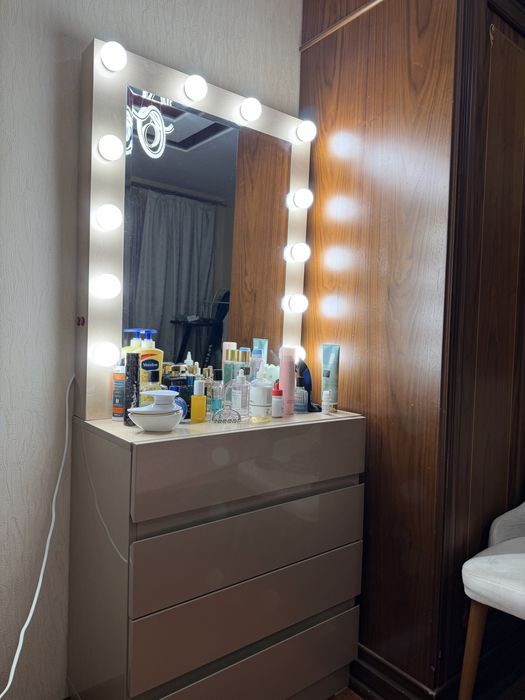 Тумбочка для макияжа