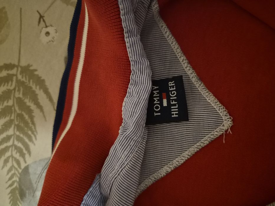 Дамска поло тениска Tommy Hilfiger – червена с якичка и райе детайли