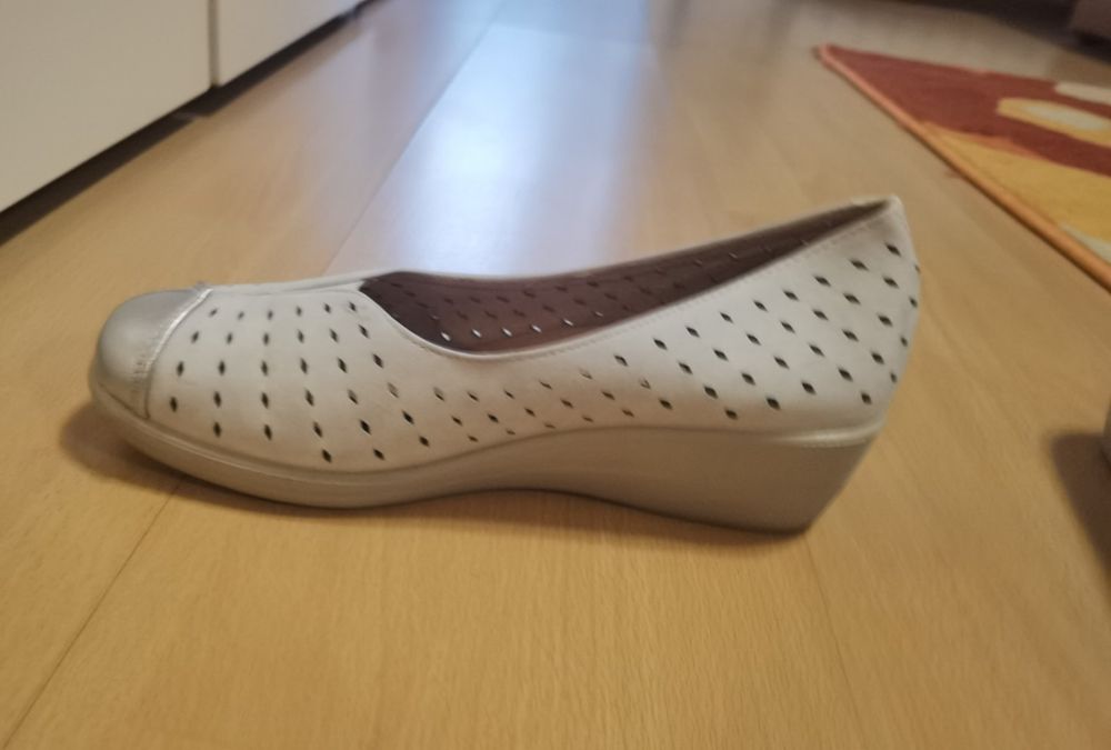 Продавам дамски обувки