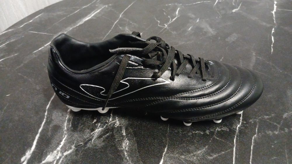 Ghete de fotbal Joma și New Balance