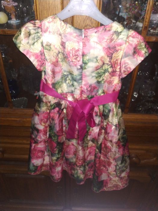 Vând rochie elegantă și rochie Zara 3-4 ani