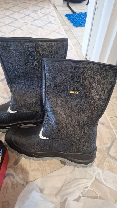 Продам спецобувь по 8000 тг