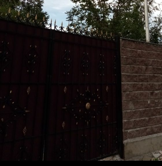 Ворота с калиткой, высота 3 метра.