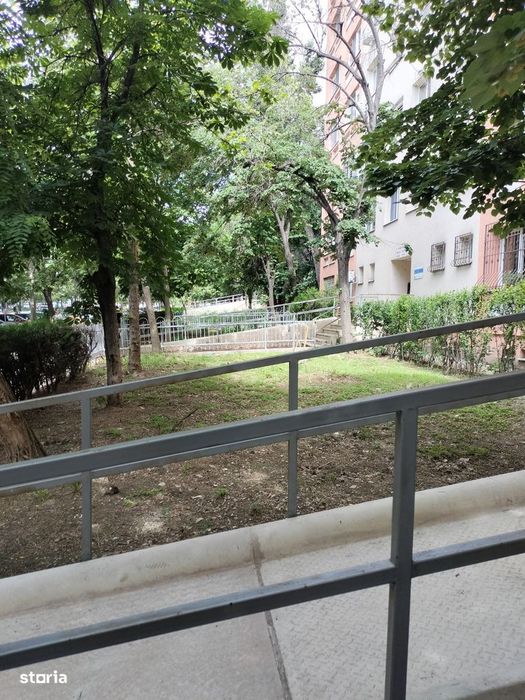Garsoniera mare, renovată, la cheie
