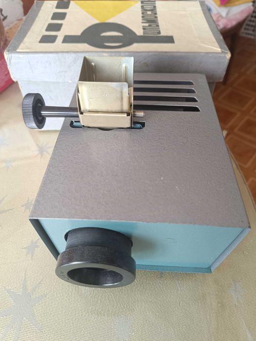 Продавам диапрожекционен апарат